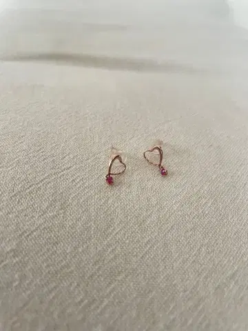 하트 모티브 10K 귀걸이 루비 비스트 스톤 포함