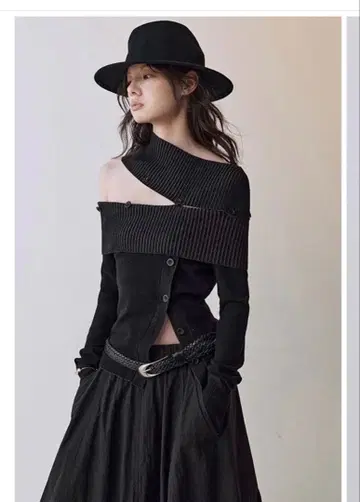 BELLAMODA 오프숄더 변형 니트