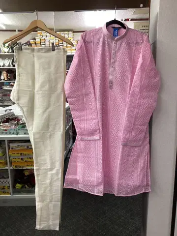 핑크 긴팔 상의와 화이트 팬츠 세트