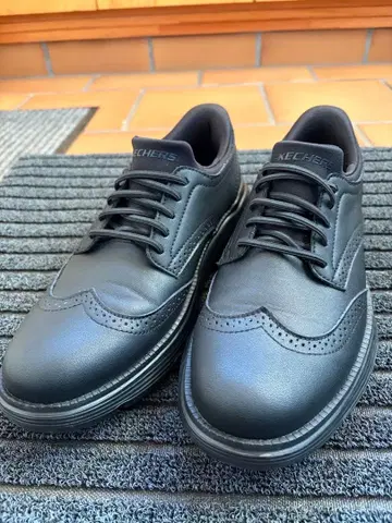 SKECHERS 블랙 스니커즈