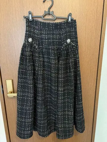 tocco closet 비쥬 장식 스캘럽 절개 트위드 플레어 스커트