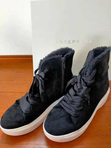 ANTEPRIMA 블랙 스웨이드 부츠