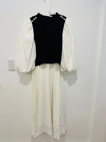 니트탑과 드레스의 콤비네이션