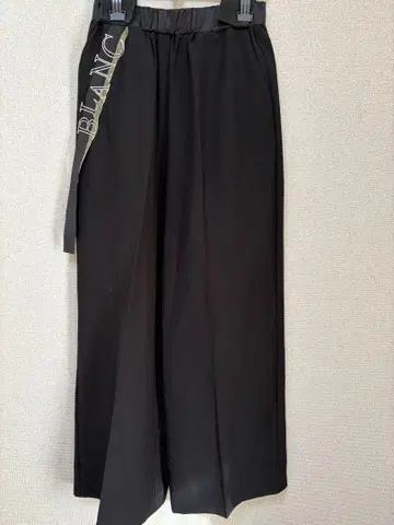 새상품 이번 시즌 에이미 로우 테이프 로고 자수 루즈 슬랙스 팬츠 블랙