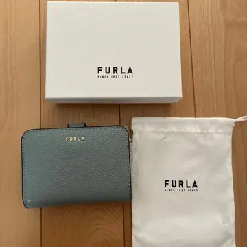 새상품 FURLA 그레이 접이식 지갑