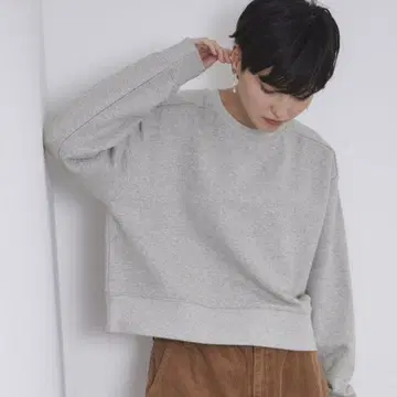 [ 새상품 ] 그레이 크루넥 라메 맨투맨 숏 기장