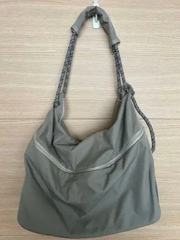 그레이 나일론 숄더백