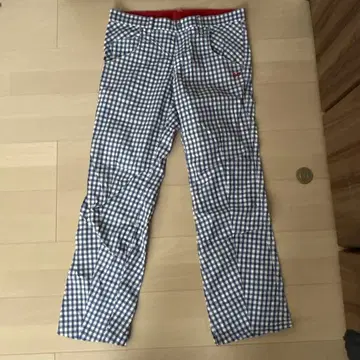 체크 무늬 남성 바지