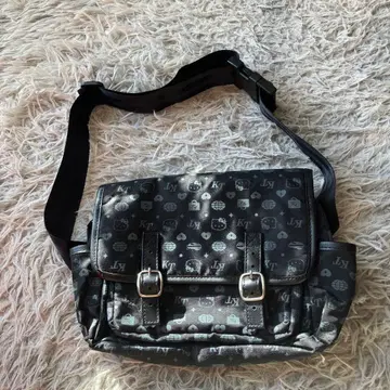 헬로키티 숄더백 블랙 베이스 화이트 로고