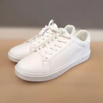 화이트 스니커즈 심플한 디자인