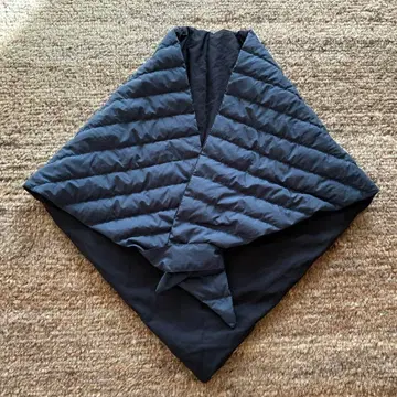 COS 네이비 퀼팅 스톨