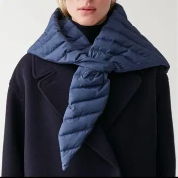 COS 네이비 퀼팅 스톨