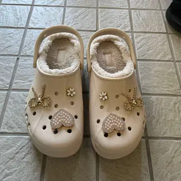 크록스 크림색 통굽 참 커스텀 겨울 사양