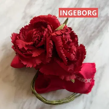 잉게보그 빨간색 꽃 3개 로고 리본 코사지