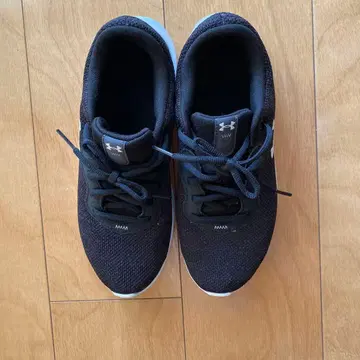 Under Armour 블랙 스니커즈