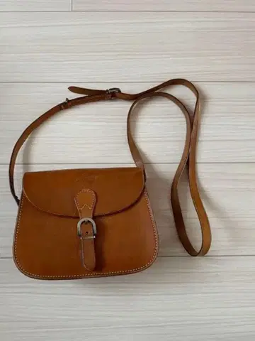 쿠레쥬 브라운 가죽 숄더백