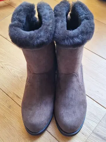 [ INGEBORG ] 잉게보그 부츠 무스탕 까멜리아 24.5cm