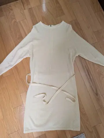 크림색 니트 원피스 긴팔 허리 리본 포함