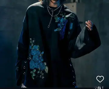 Ado x HARE 맨투맨 상의