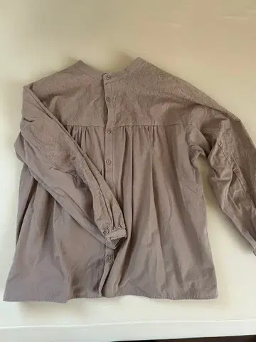 베이지 자수 긴팔 셔츠 studio clip