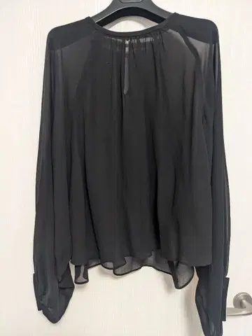 블랙 쉬폰 긴팔 블라우스 백 버튼 포함