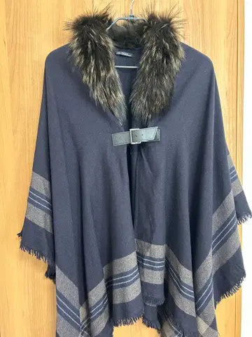 퍼 달린 네이비 판초 케이프 코트