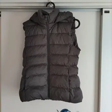 여성용 유니클로 그레이 후드 부착 다운 베스트