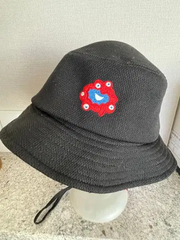 미야쿠미야쿠 블랙 버킷 햇 자수 로고 포함