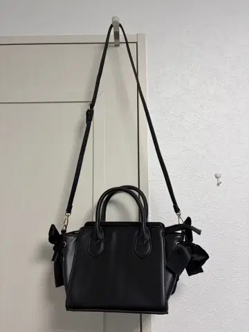 리본 포함 블랙 숄더백