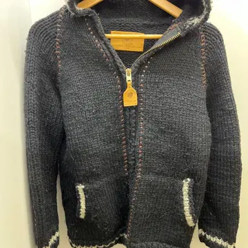 후드 부착 다크 그레이 니트 스웨터