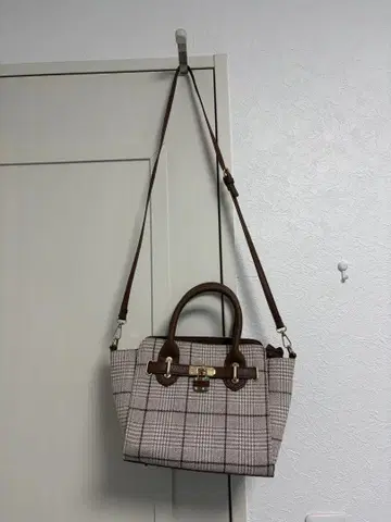 베이지 계열 체크 핸드백 숄더백