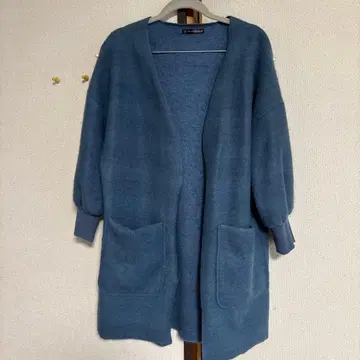 파란색 포켓 부착 롱 코트