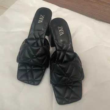 ZARA 블랙 퀼팅 샌들