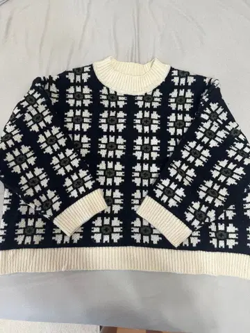 Tnewties 꽃무늬 스웨터 M 사이즈