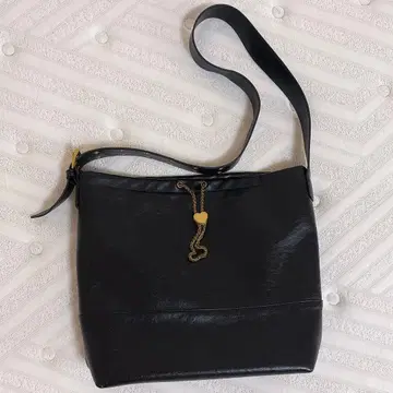 idem 하트 참 숄더백 블랙