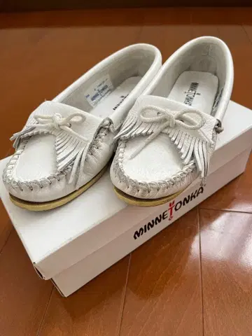 MINNETONKA 프린지 슬립온 화이트