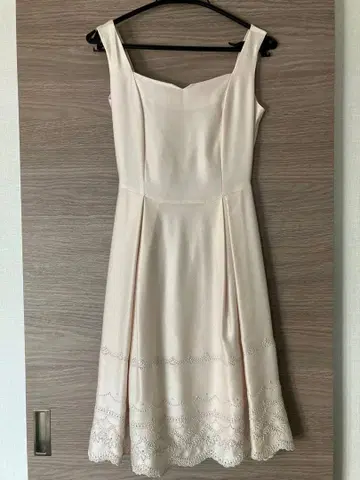 베이지 A라인 드레스 레이스 장식 포함