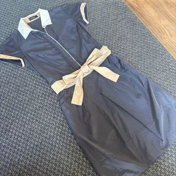 JUSGLITTY 네이비와 베이지의 반팔 무릎 기장 원피스