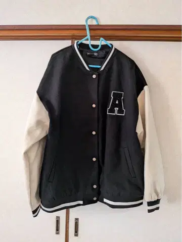 바시티 자켓 블랙과 화이트 A 자수 포함