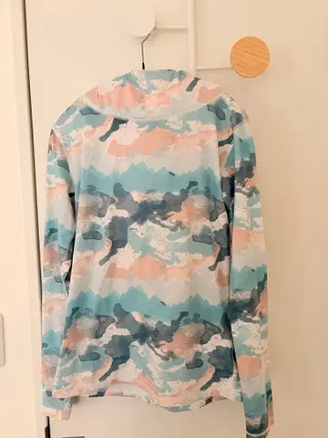 Nikita 카모플라쥬 패턴 후드 부착 긴팔 T셔츠