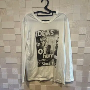 화이트 그래픽 프린트 긴팔 티셔츠