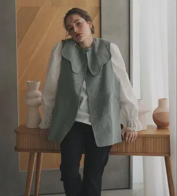 DONOBAN 도노반 스캘럽 옷깃 베스트 새상품급 인기