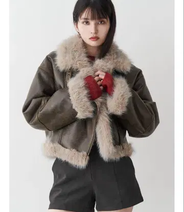 MURUA 언이븐 숏 페이크 무스탕 자켓