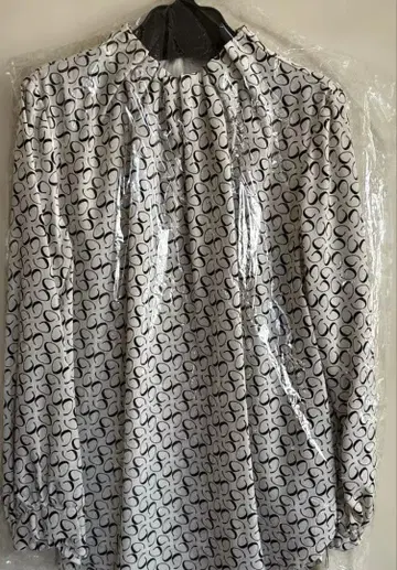 미사용 새상품 프릴 넥 긴팔 블라우스 화이트 블랙 패턴