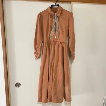 Nice claup 브라운 카라 부착 롱 드레스