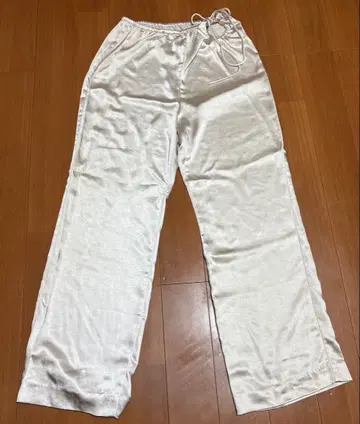 ALEXIA STAM 새틴 리본 스트레이트 팬츠 M 사이즈 화이트 베이지