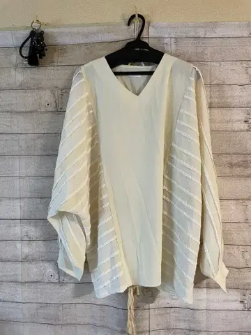 안티카 크림색 V넥 긴팔 셔츠