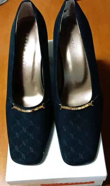 블랙 스퀘어토 하이힐