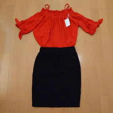 연휴 한정판 [미사용 택 포함] INGNI 오프숄더 상의 스커트 M