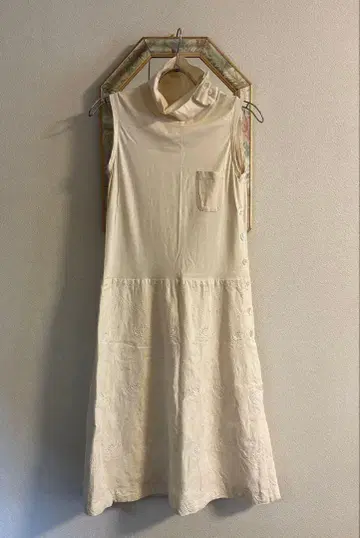 프리스틴 터틀넥 아이보리색 원피스